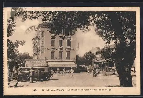 AK Le Lavandou, La Place et le Grand Hôtel de la Plage