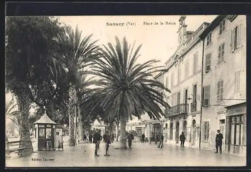 AK Sanary, Place de la Mairie avec palmiers et passants