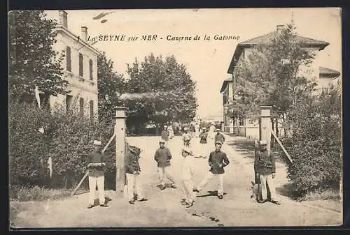 AK La Seyne-sur-Mer, Caserne de la Gatonne avec des soldats à l`entrée