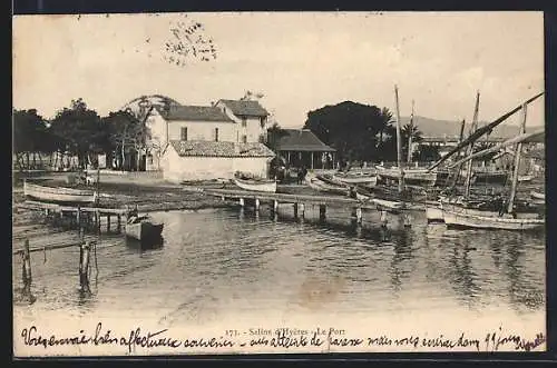 AK Hyères, Le Port avec des bateaux amarrés et des maisons en arrière-plan