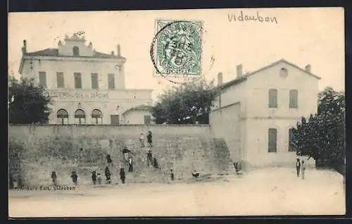 AK Vidauban, École publique de garcons avec enfants jouant sur les escaliers