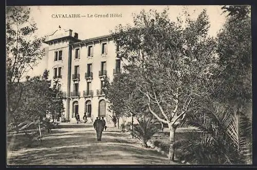 AK Cavalaire, Le Grand Hôtel et son allée bordée d`arbres