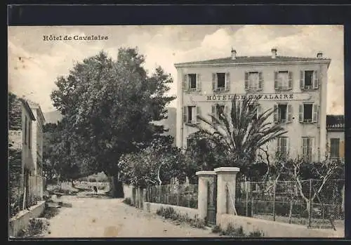 AK Cavalaire, Hôtel de Cavalaire entouré de végétation avec une allée menant à l`entrée