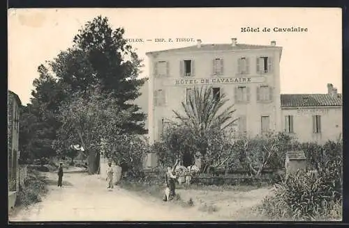 AK Cavalaire, Hôtel de Cavalaire et ses jardins avec des personnes en promenade