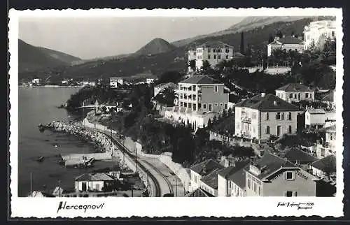 AK Herceqnovi, Uferpartie aus der Vogelschau