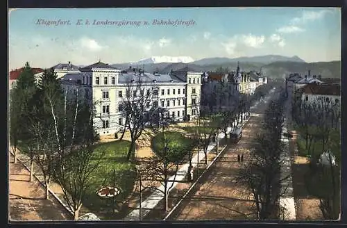 AK Klagenfurt, K. k. Landesregierung u. Bahnhofstrasse mit Strassenbahn aus der Vogelschau, Anlagen, Bergpanorama