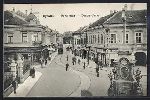 AK Ujvidék, Donaugasse, Kreuzung mit Strassenbahn und Denkmal aus der Vogelschau