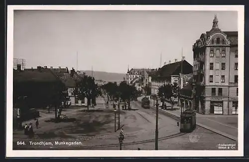 AK Trondheim, Munkegaden, Strassenbahnen im Stadtkern