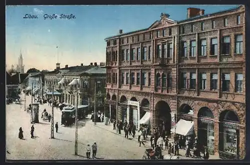 AK Libau, Grosse Strasse, Strassenbahn, Litfasssäule, Passanten