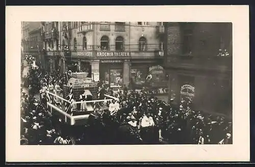 Foto-AK Mannheim, Karnevalszug am Kino Badenia-Theater