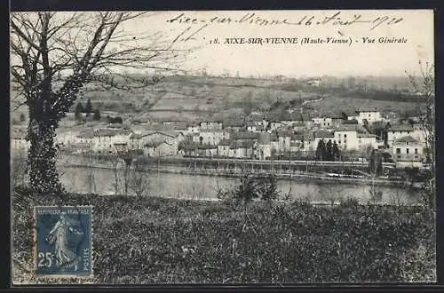 AK Aixe-sur-Vienne, Vue générale du village avec rivière et collines en arrière-plan