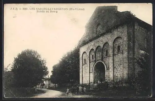 AK Les-Salles-Lavauguyon, Entrée du bourg et l`église romane