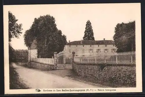 AK Les Salles-Lavauguyon, Maison bourgeoise