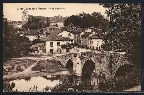 AK Solignac, Vue générale du village avec pont en pierre et église en arrière-plan