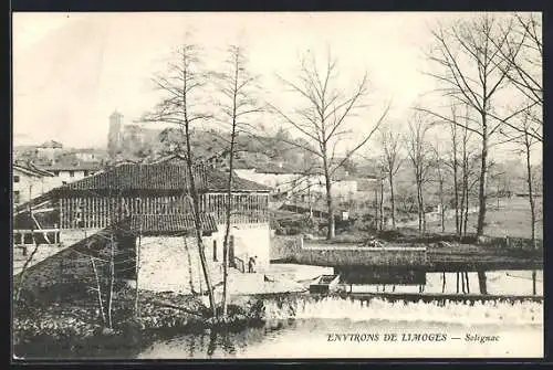 AK Solignac, Vue sur le moulin et la rivière avec l`église en arrière-plan