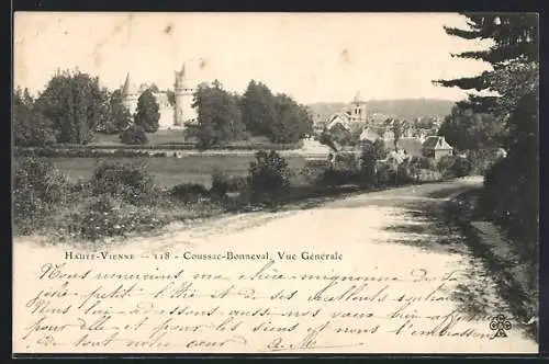 AK Coussac-Bonneval, Vue générale du village et du château entouré de verdure