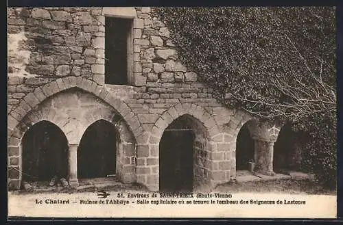 AK Le Chalard, Ruines de l`Abbaye, Salle capitulaire avec tombeau des Seigneurs de Lastours