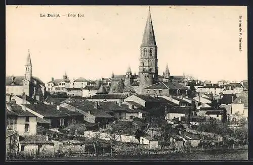 AK Le Dorat, Côte Est et son église avec clocher dominant les toits du village