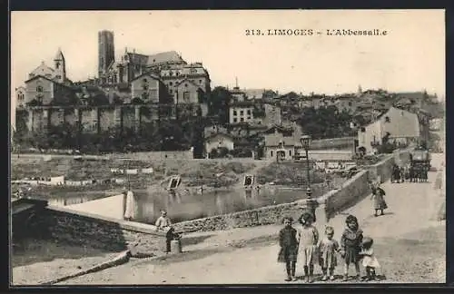 AK Limoges, L`Abbessaille et vue sur la ville avec des enfants au premier plan