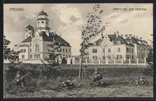 AK Freising, Partie bei der Kaserne, Soldaten in Uniform mit Gewehr in Stellung