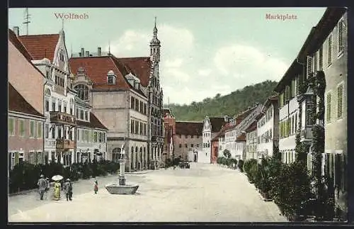 AK Wolfach, Marktplatz mit Brunnen und Turmgebäude