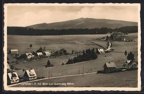 AK Carlsfeld i. E., Ortsansicht mit Auersberg aus der Vogelschau