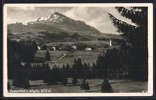 AK Petersthal i. Allgäu, Ortsansicht mit Berglandschaft