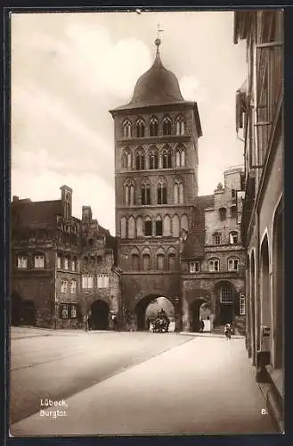 AK Lübeck, Burgtor mit Strassenpartie