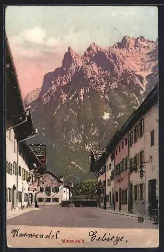 AK Mittenwald, Strassenpartie mit Bergkulisse