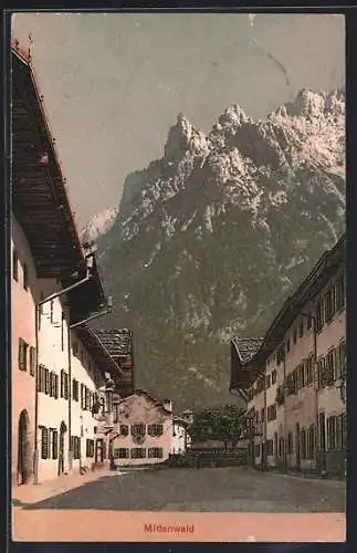 AK Mittenwald, Strassenpartie mit Berghintergrund