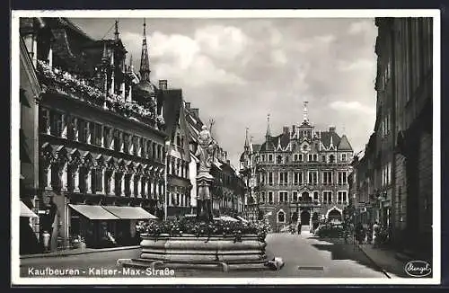 AK Kaufbeuren, Kaiser-Max-Strasse mit Rathaus und Brunnen