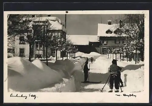 AK Lindenberg i. Allg., Strassenpartie mit Skifahrern im Winter