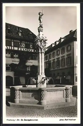 AK Freiburg i. Br., St. Georgsbrunnen mit Häusern im Fachwerkstil