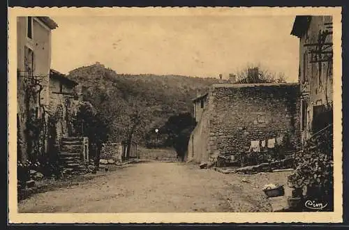 AK Saint-Paul-Trois-Chateaux, Un Vieux Quartier de St-Paul avec, au fond, la Colline Sainte-Juste