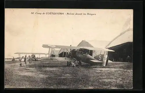 AK Camp de Coetquidan, Avions devant les Hangars, Doppeldecker-Flugzeug Potez XV