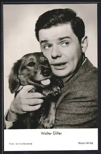 AK Schauspieler Walter Giller in seinem Film Liebe auf krummen Beinen mit Hund auf dem Arm