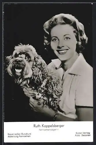 AK Schauspielerin Ruth Kappelsberger mit Hund auf dem Arm