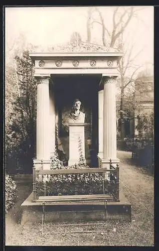 Foto-AK Berlin, Grabmal Johann Heinrich Strack, Chausseestrasse, Dorotheenstädtischer Friedhof