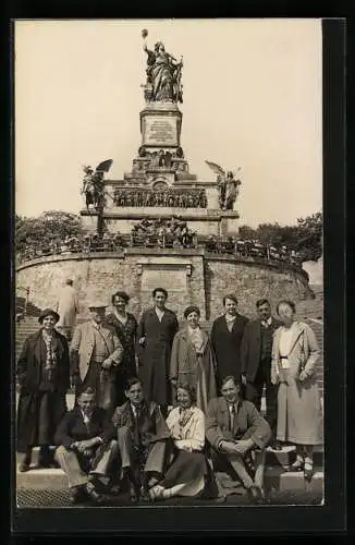 Foto-AK Niederwald, Besucher vor dem Niederwalddenkmal