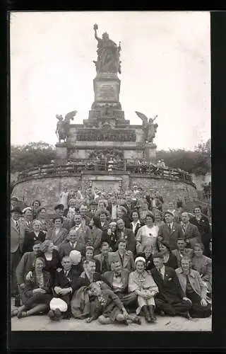 Foto-AK Niederwald, Besucher vor dem Niederwalddenkmal, Gruppenfoto