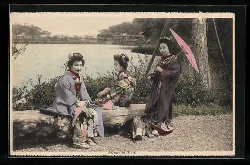 AK Japanische Mädchen in traditioneller Kleidung an einem Ufer