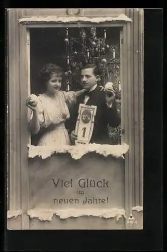 Foto-AK Photochemie Berlin Nr. 957-1: Ein junges Paar in Abendgarderobe mit Kalenderblatt, Neujahrskarte