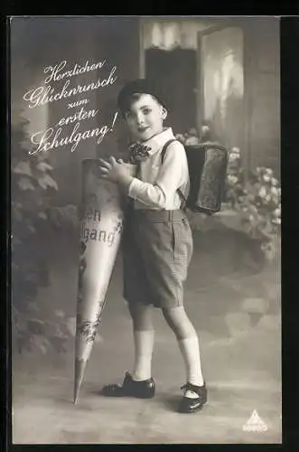 Foto-AK Photochemie Berlin Nr. 6860 /5: Ein Junger Knabe mit Schultüte und Tornister