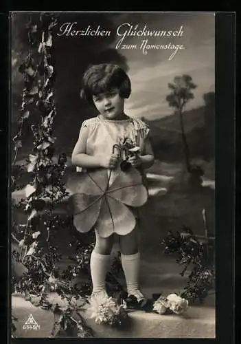 Foto-AK Photochemie Berlin Nr. 6545 /1: Junges Mädchen mit übergrossem Glücksklee in der Hand