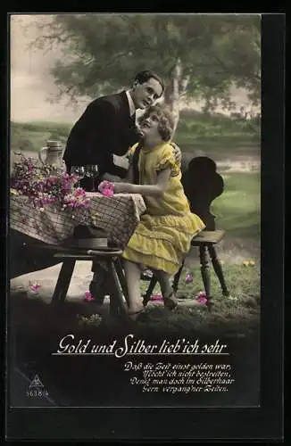 Foto-AK Photochemie Berlin Nr. 5638 /4: Junges Paar bei einem Wein an einem Tisch im Park, Studiokulisse