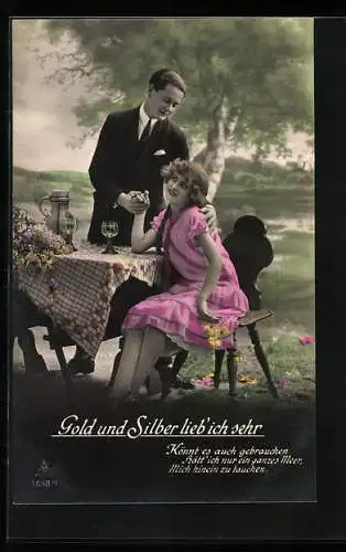 Foto-AK Photochemie Berlin Nr. 5638 /1: Liebespaar in Sonntagsgarderobe an einem Tisch im Freien, Studiokulisse