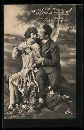 Foto-AK Photochemie Berlin Nr. 6017 /5: Junger Mann mit seiner Liebsten im Arm auf einem Erdhügel, Studiokulisse