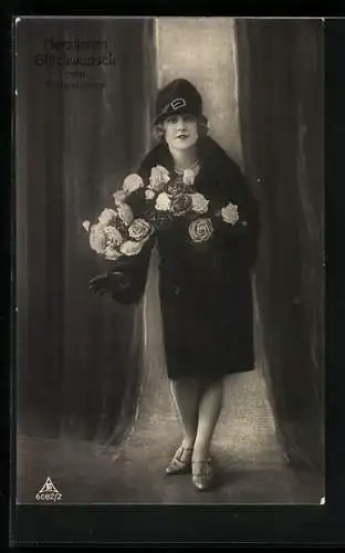 Foto-AK Photochemie Berlin Nr. 6082 /2: Junge Frau im Mantel mit Hut und Handschuhen, Rosenstrauss