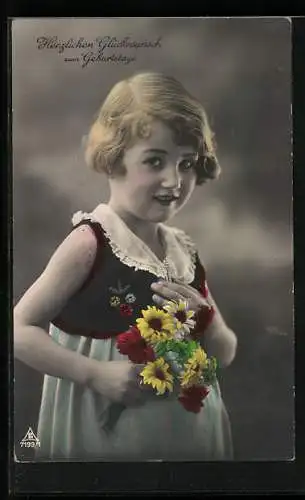 Foto-AK Photochemie Berlin Nr. 7199 /1: Junges Mädchen im Kleid mit Rüschenkragen und einem Blumenstrauss