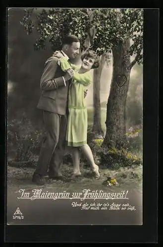 Foto-AK Photochemie Berlin Nr. 5716 /3: Liebespaar in Umarmung unter Bäumen, Studiokulisse